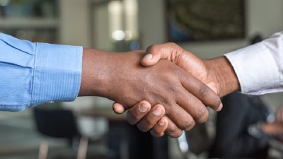 Geschäftlicher Handschlag